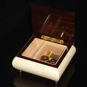 Italian Jewelry Box White 17A opened no cover