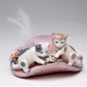Porcelain musical 2 cats on a hat