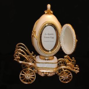 Love-Love-Love-Musical-Egg-Wedding-Carriage-back-opened