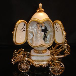 Love-Love-Love-Musical-Egg-Wedding-Carriage-opened
