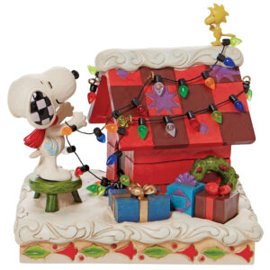 Snoopy-Decorating-House