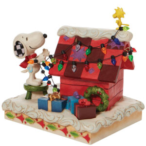 Snoopy-Decorating-House-right