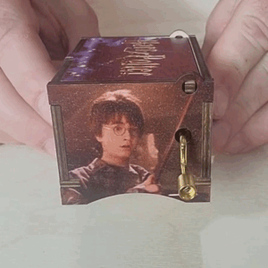 Harry-Potter-Hand-Crank-right