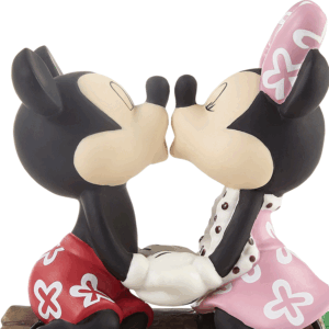 Mickey-Minnie-Beach-close