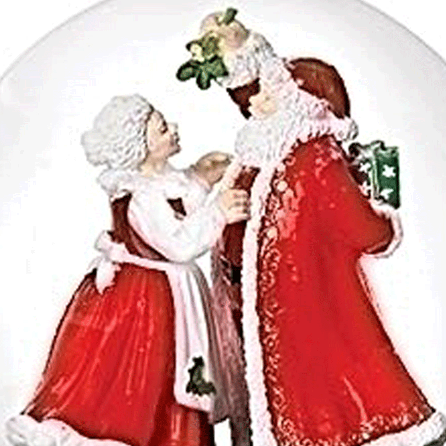 Santa-&-Mrs-Claus-Snow-Globe-close