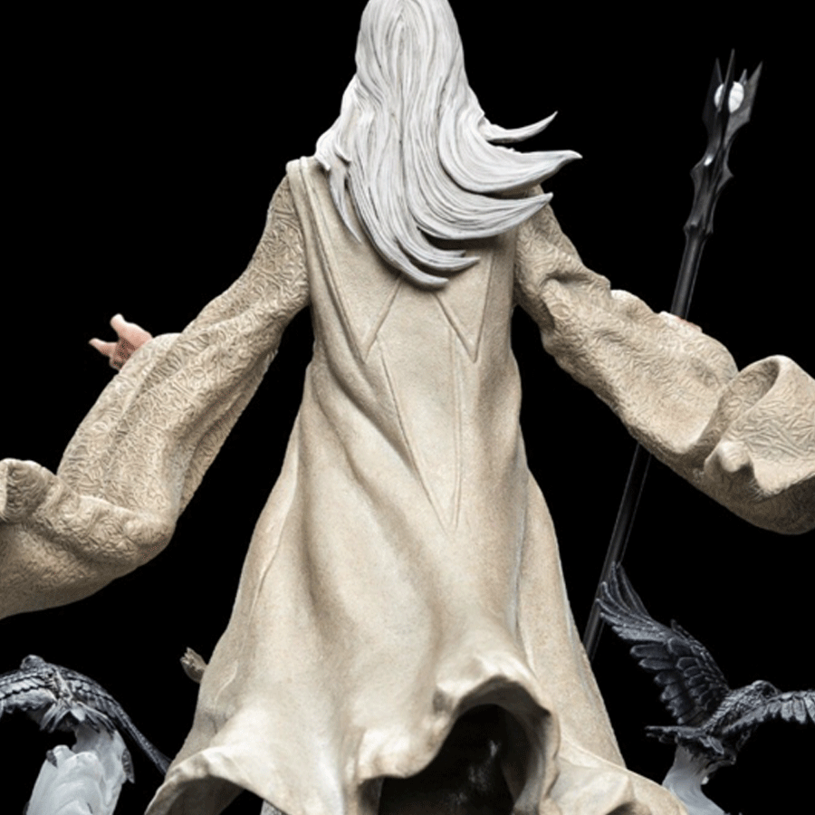 Saruman-back.-close