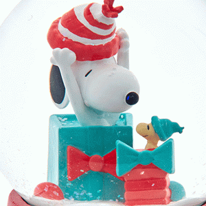 Snoopy-in-Present-Globe-close
